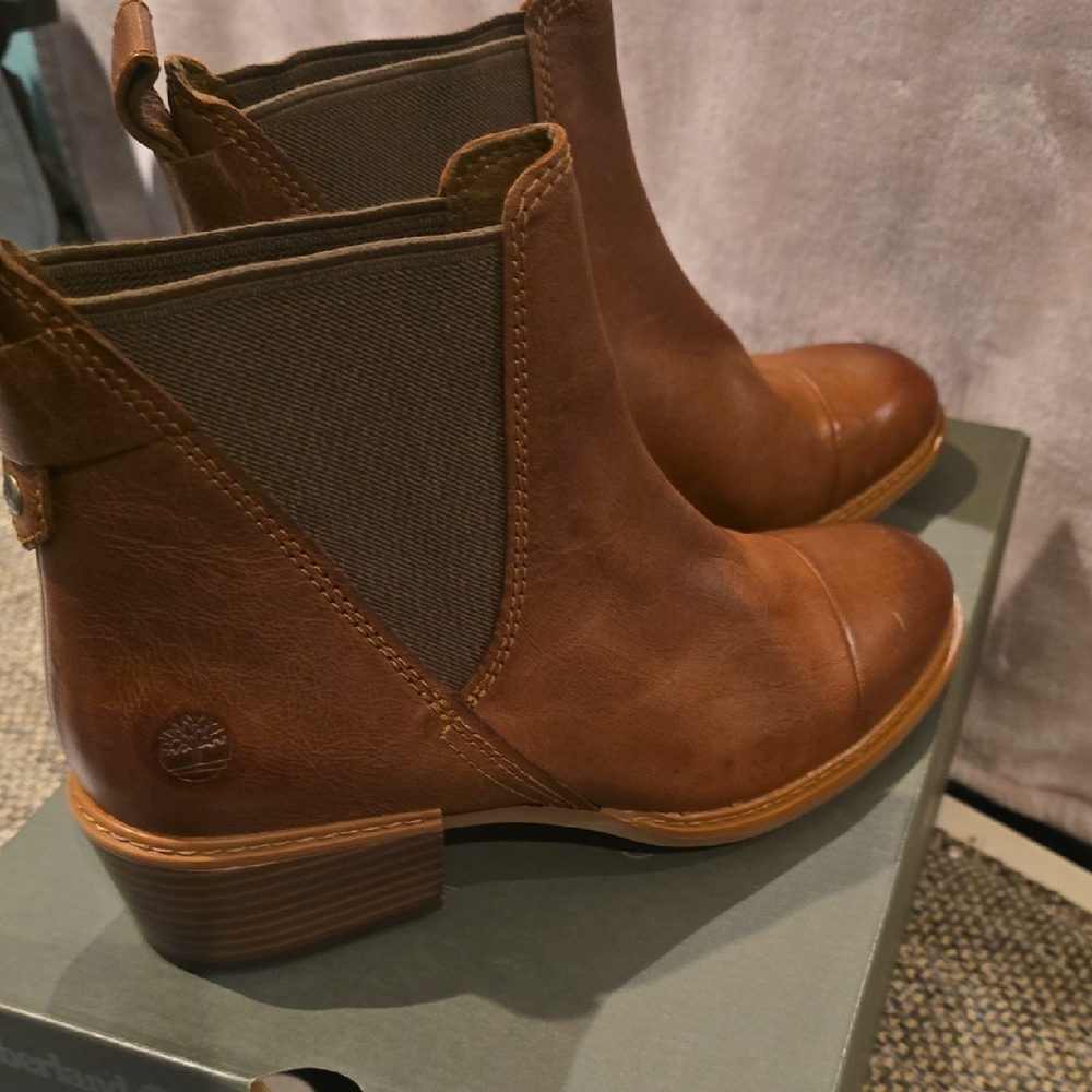 Timberland Women's Tan Leather Ankle Booties - Picture 8 of 9
